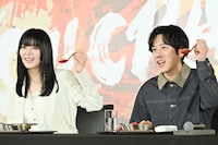 「丸亀うどんメシ」をすくい上げ、笑顔の池田エライザ（左）、二宮和也（右）。