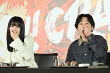 「丸亀うどんメシ」を食べようとする池田エライザ（左）と二宮和也（右）。