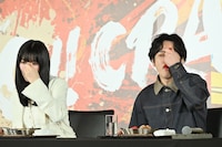 「丸亀うどんメシ」を口に入れる池田エライザ（左）、二宮和也（右）。