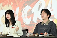 「丸亀うどんメシ」を味わう池田エライザ（左）、二宮和也（右）。