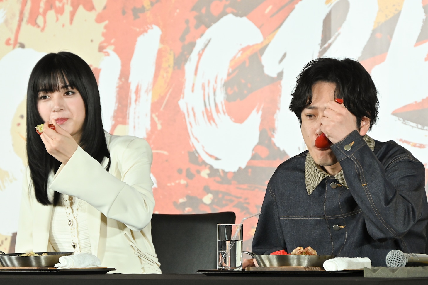 「丸亀うどんメシ」をもう1口食べる池田エライザ（左）、二宮和也（右）。