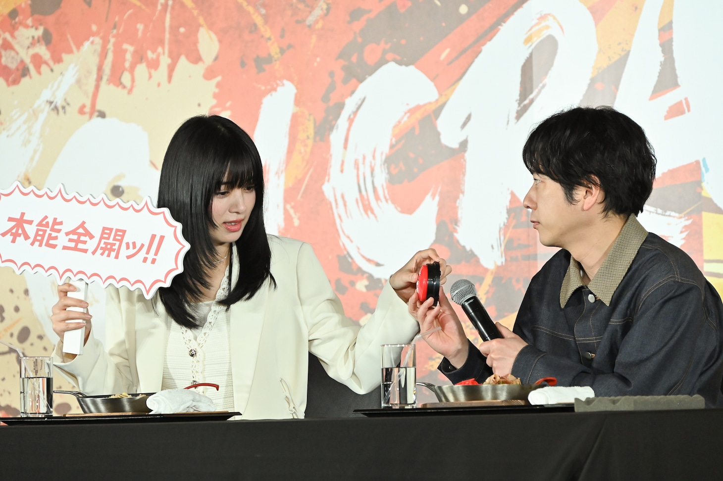 「本能全開ッ!!」ボタンに興味津々の池田エライザ（左）、二宮和也（右）。