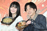 「丸亀うどんメシ」をアピールしながらフォトセッションに応じる池田エライザ（左）と二宮和也（右）。