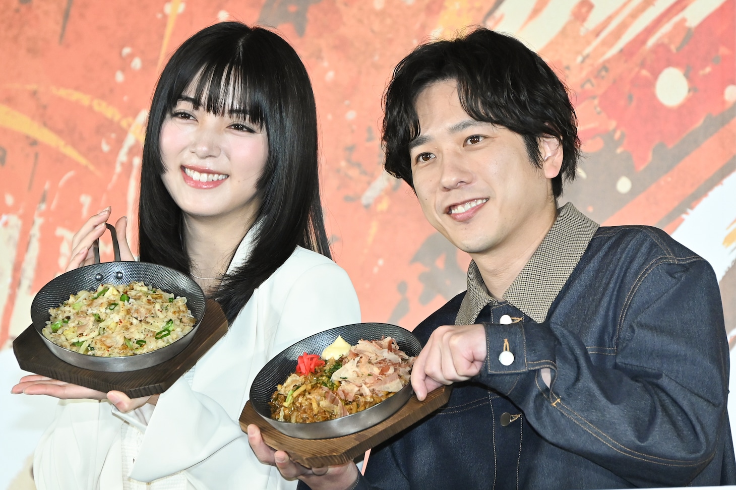 「丸亀うどんメシ」をアピールしながらフォトセッションに応じる池田エライザ（左）と二宮和也（右）。