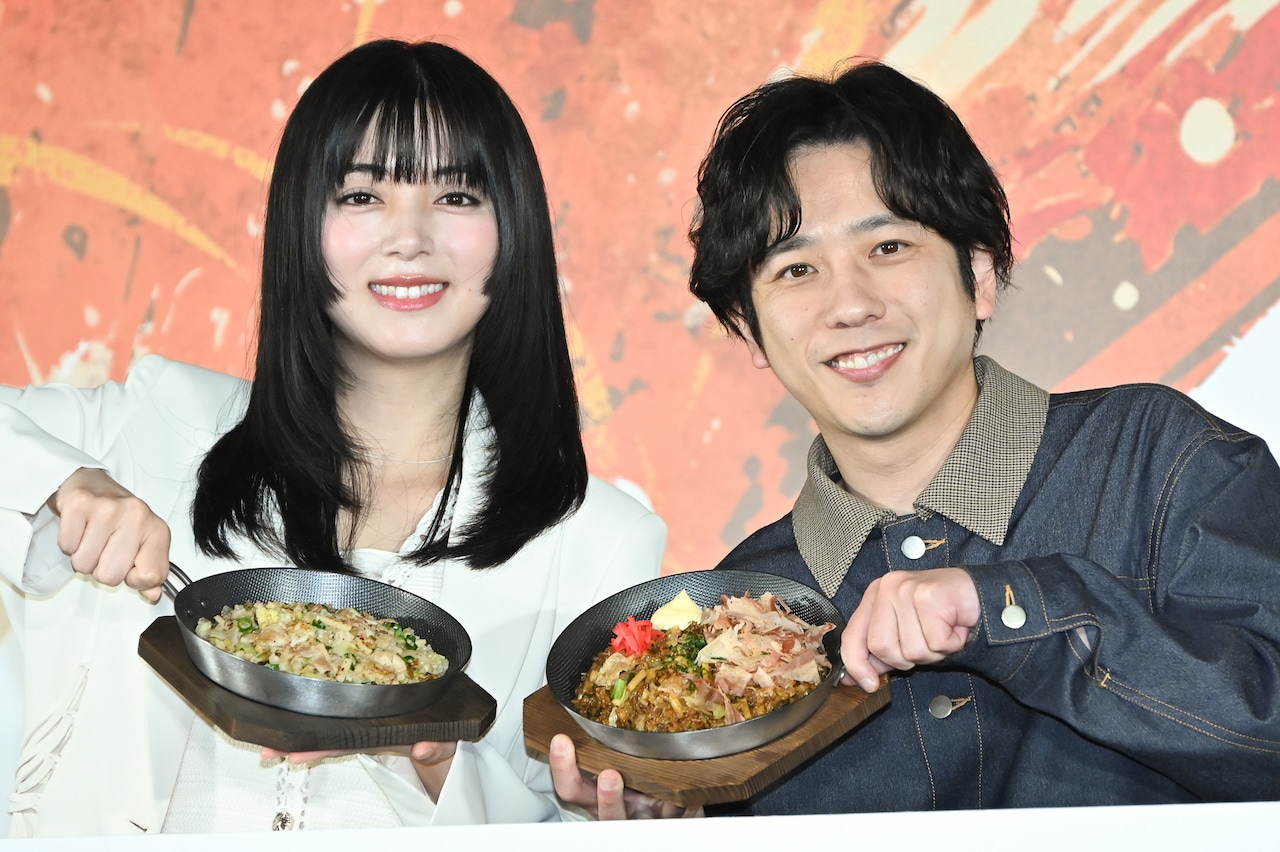 「丸亀うどんメシ」をアピールする池田エライザ（左）と二宮和也（右）。