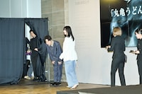 丸亀製麺「丸亀うどんメシ」の新商品発表会を終えた二宮和也と池田エライザ。