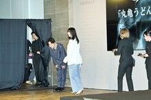 丸亀製麺「丸亀うどんメシ」の新商品発表会を終えた二宮和也と池田エライザ。