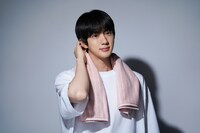 Jinが出演する「アルガンリッチオイルシリーズ」新CMのメイキング映像より。