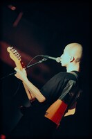 オオスカ（Vo, G）（撮影：稲垣ルリ子）