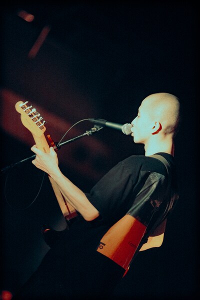 オオスカ（Vo, G）（撮影：稲垣ルリ子）