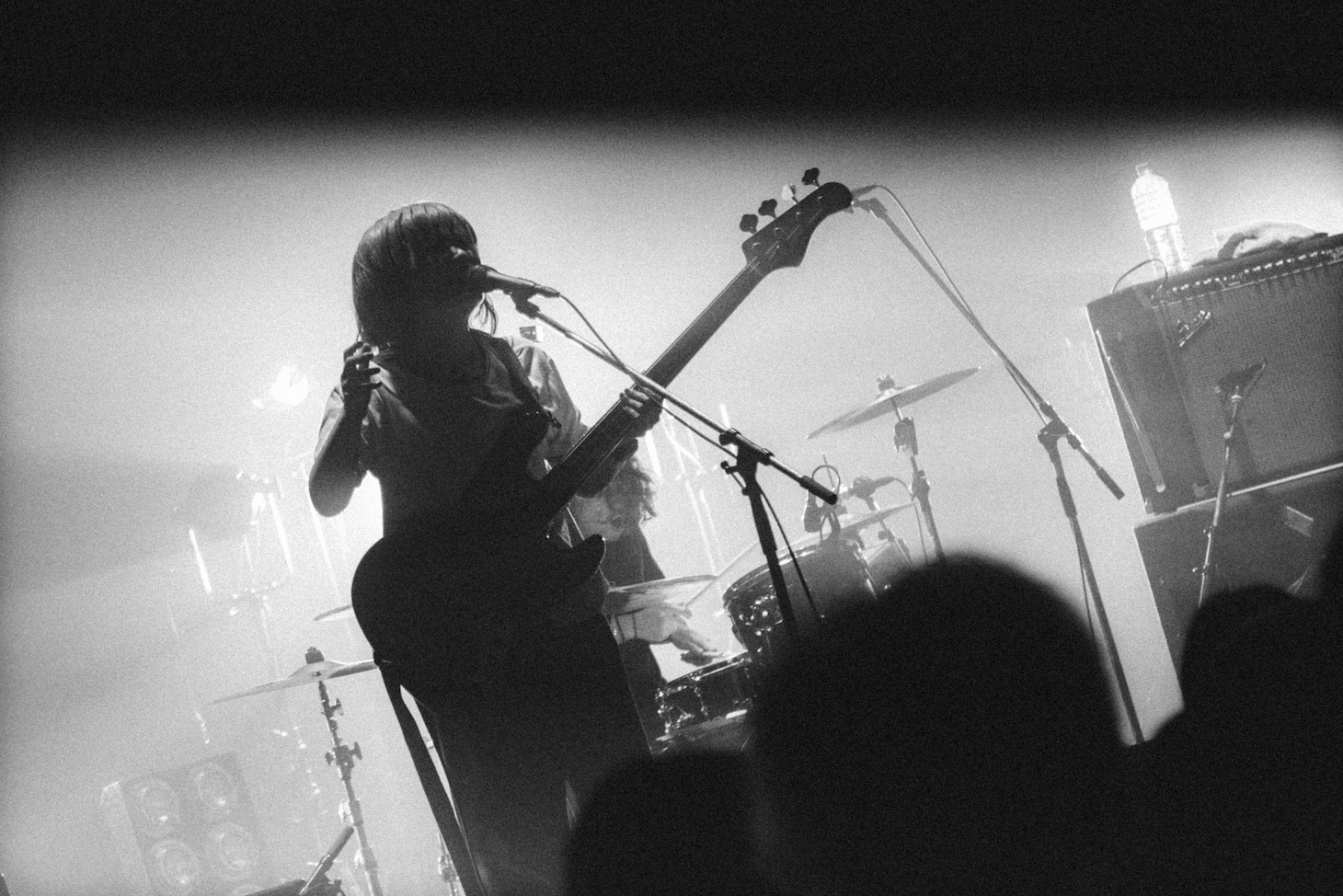 マナミオーガキ（Vo, B）（撮影：稲垣ルリ子）