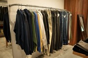 スエットやデニムがかかったラック。