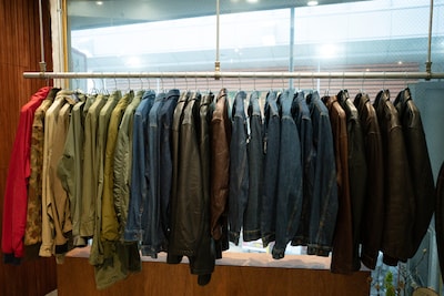 窓際には春物アウターがずらり。
