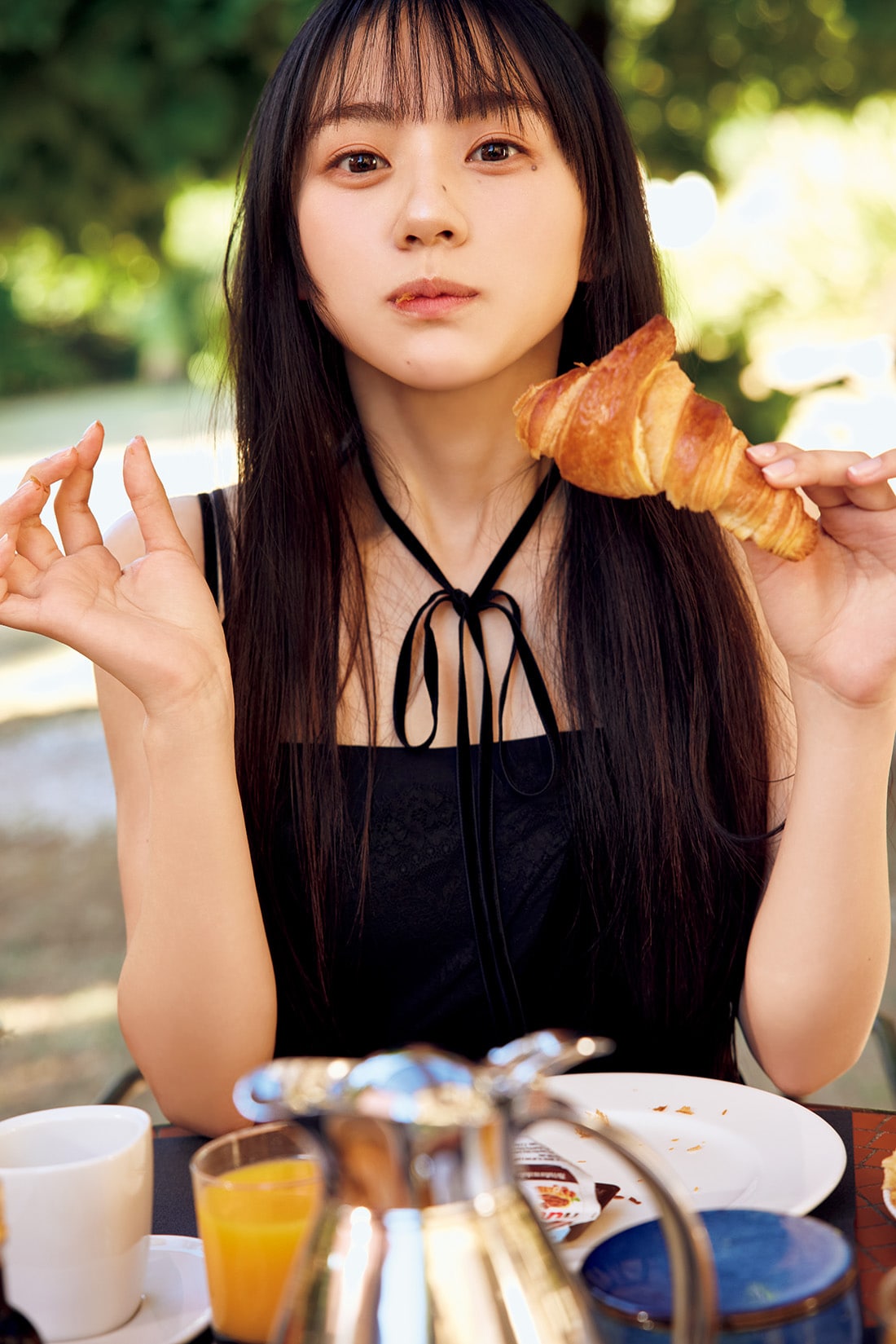 乃木坂46川﨑桜、クロワッサンを味わう　写真集「エチュード」ロケ開始前のカット公開