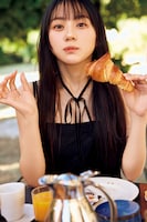 川﨑桜（乃木坂46）1stソロ写真集「エチュード」の掲載カット。（撮影：須江隆治）