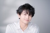 「suisai」の新Web CM「つるすべすぎるよ！柏木くん！」に出演する柏木悠（超特急）。