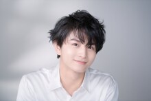 「suisai」の新Web CM「つるすべすぎるよ！柏木くん！」に出演する柏木悠（超特急）。