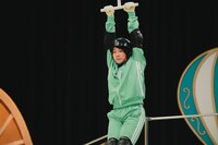 「粉落ちターザン」に挑む大森元貴（Mrs. GREEN APPLE）。©TBS