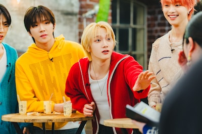 何かに手を伸ばすSUNGHO（中央）。（Photo by Yukiya Kanda）