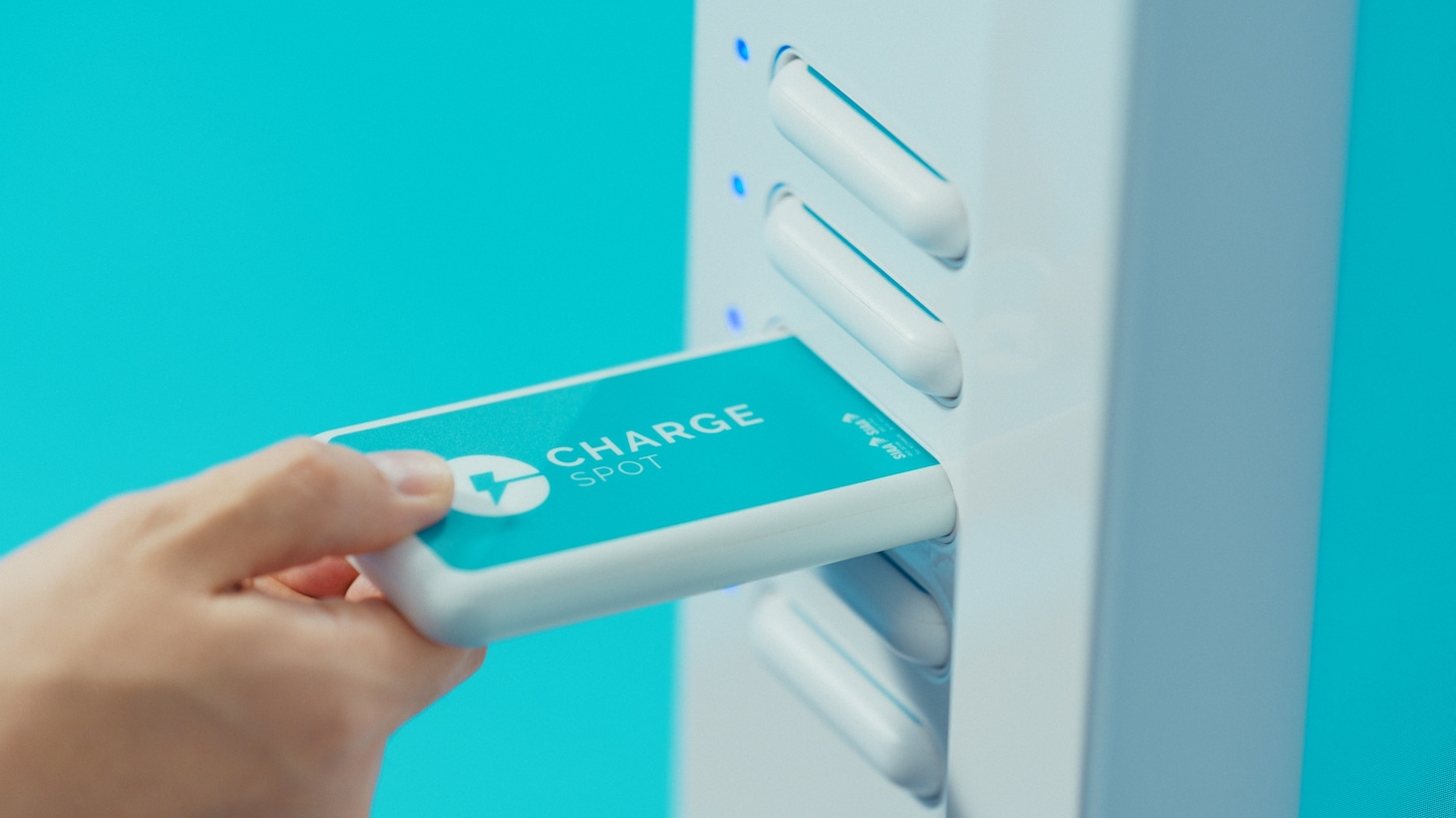 timeleszが出演するCHARGESPOTのCM「充電ない？借りれば良くない？」編より。