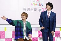 左から松倉海斗（Travis Japan）、宮舘涼太（Snow Man）。