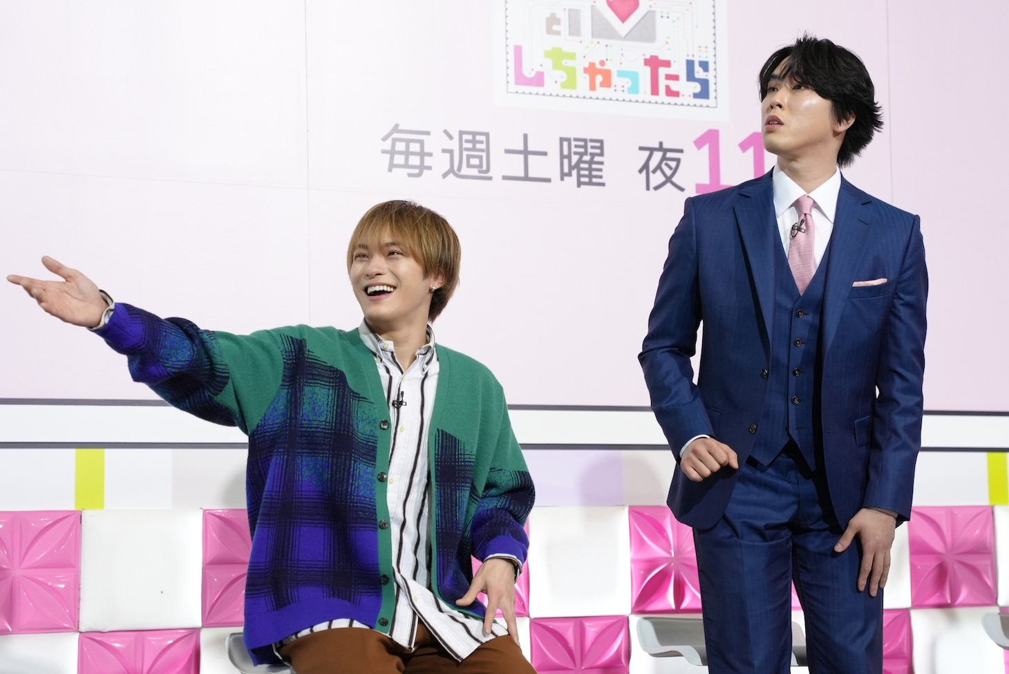 左から松倉海斗（Travis Japan）、宮舘涼太（Snow Man）。