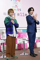 「エータポーズ」を披露する松倉海斗（Travis Japan）、宮舘涼太（Snow Man）。