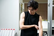 超特急・船津稜雅演じる“ハイスペ課長”清水の筋肉ショットも「あざとかわいいワタシが優勝」場面写真を一挙公開