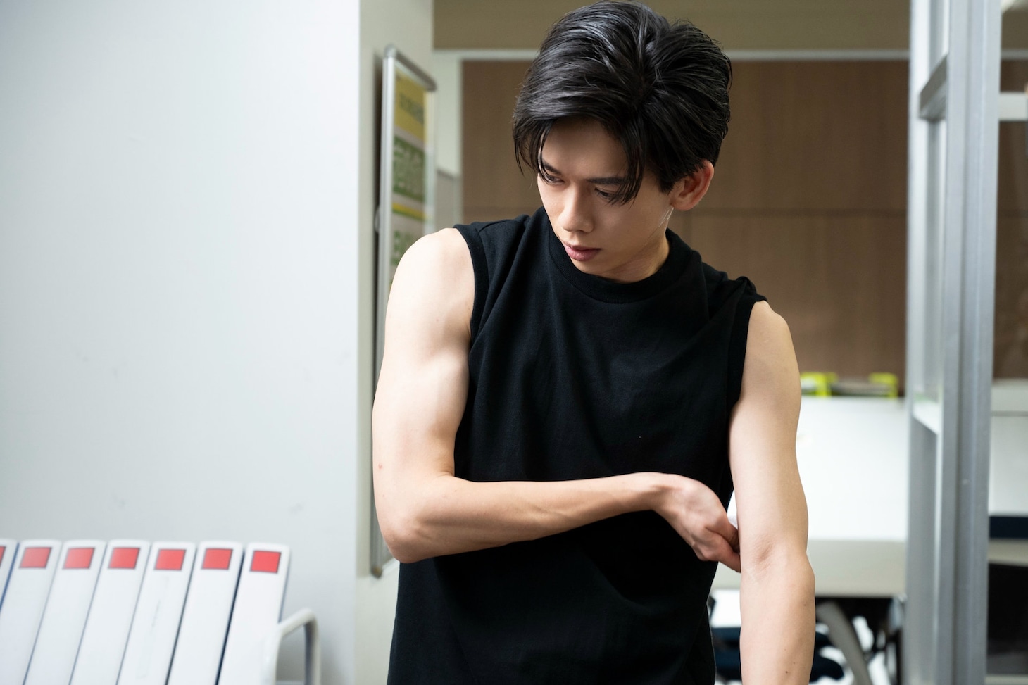 超特急・船津稜雅演じる“ハイスペ課長”清水の筋肉ショットも「あざとかわいいワタシが優勝」場面写真を一挙公開