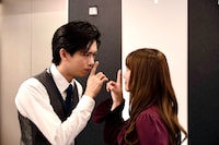 「あざとかわいいワタシが優勝」より、船津稜雅（超特急）演じる清水課長と桜井玲香演じるなず奈のシーン。©︎TOKYO MX