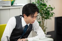 超特急・船津稜雅演じる“ハイスペ課長”清水の筋肉ショットも「あざとかわいいワタシが優勝」場面写真を一挙公開