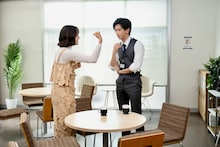 超特急・船津稜雅演じる“ハイスペ課長”清水の筋肉ショットも「あざとかわいいワタシが優勝」場面写真を一挙公開