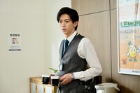 「あざとかわいいワタシが優勝」より、船津稜雅（超特急）演じる清水課長。©︎TOKYO MX