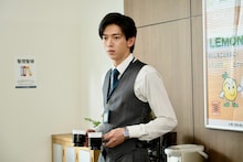 超特急・船津稜雅演じる“ハイスペ課長”清水の筋肉ショットも「あざとかわいいワタシが優勝」場面写真を一挙公開