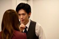 超特急・船津稜雅演じる“ハイスペ課長”清水の筋肉ショットも「あざとかわいいワタシが優勝」場面写真を一挙公開