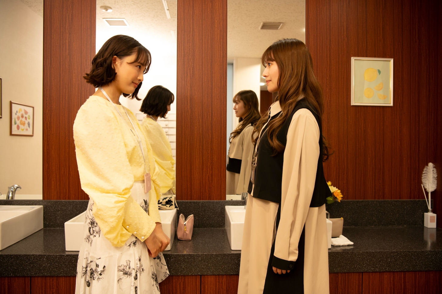 「あざとかわいいワタシが優勝」より、大友花恋演じる琴音と桜井玲香演じるなず奈。©︎TOKYO MX