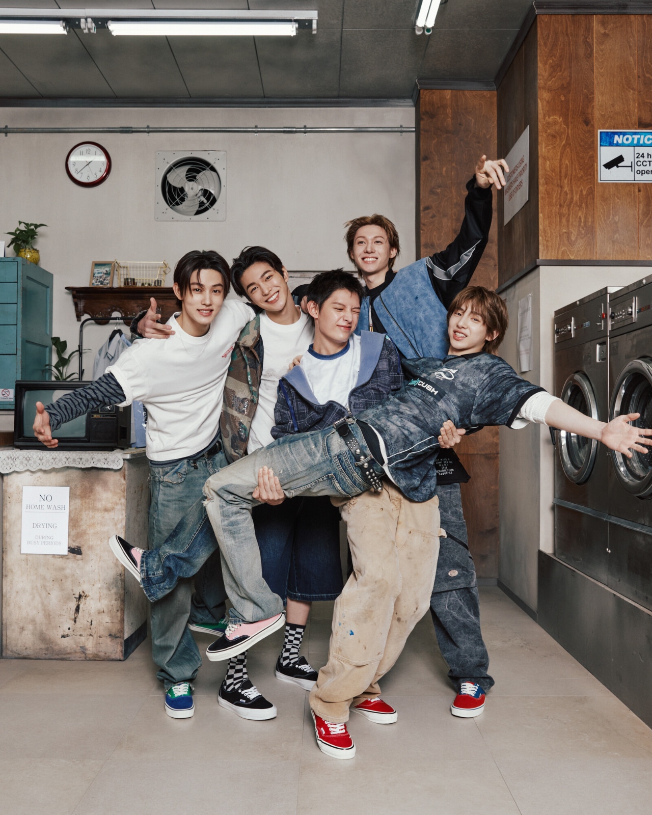 Vans「Authentic」を履いたCORTIS。