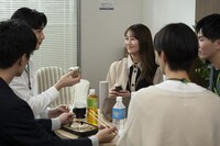 「あざとかわいいワタシが優勝」より、桜井玲香演じるなず奈（中央）。©︎TOKYO MX