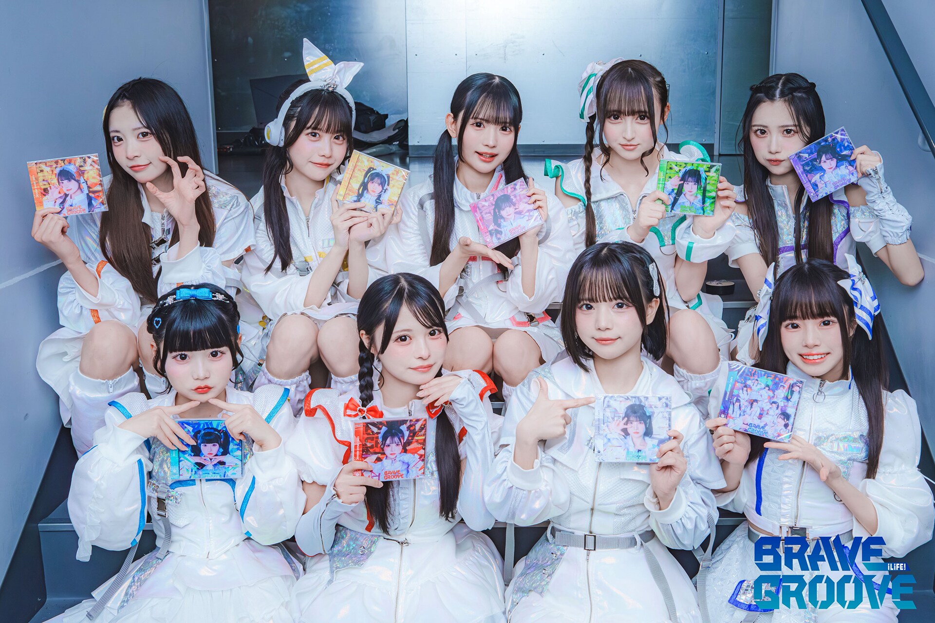 iLiFE!が雨の歌舞伎町で熱狂ライブ、ミニアルバム「BRAVE GROOVE」発売