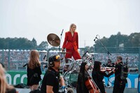 「君が代」を演奏するYOSHIKI。