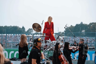 「君が代」を演奏するYOSHIKI。