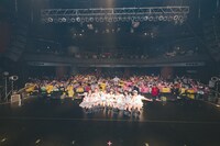 Spotify O-EASTのフロアをバックに記念撮影するフューチャーサイダー。（撮影：ワタナベタイシ）