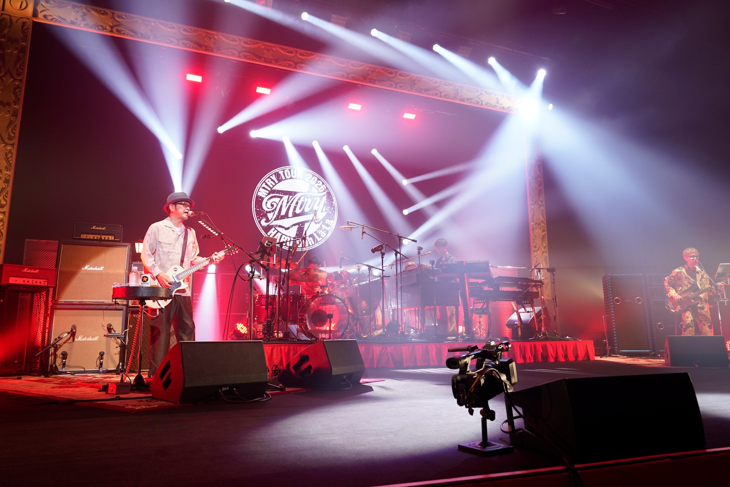 奥田民生「MTRYツアー2026 “春 Ooh La La”」昭和女子大学人見記念講堂公演の様子。（撮影：三浦憲治 [ライトサム]）