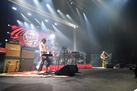 奥田民生「MTRYツアー2026 “春 Ooh La La”」昭和女子大学人見記念講堂公演の様子。（撮影：三浦憲治 [ライトサム]）