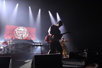 奥田民生「MTRYツアー2026 “春 Ooh La La”」昭和女子大学人見記念講堂公演の様子。（撮影：三浦憲治 [ライトサム]）