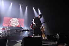 奥田民生「MTRYツアー2026 “春 Ooh La La”」昭和女子大学人見記念講堂公演の様子。（撮影：三浦憲治 [ライトサム]）