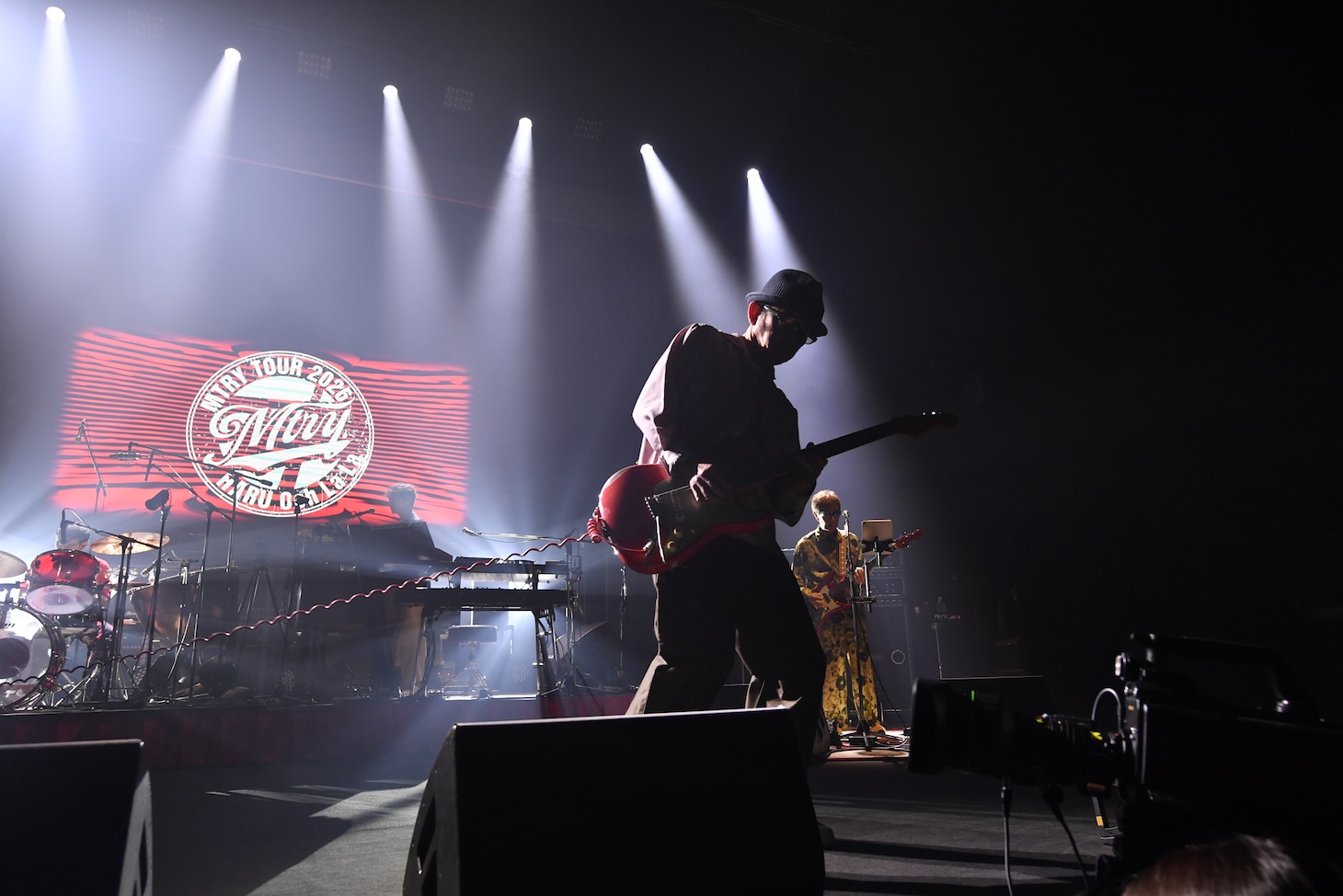 奥田民生「MTRYツアー2026 “春 Ooh La La”」昭和女子大学人見記念講堂公演の様子。（撮影：三浦憲治 [ライトサム]）