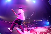 奥田民生「MTRYツアー2026 “春 Ooh La La”」昭和女子大学人見記念講堂公演の様子。（撮影：三浦憲治 [ライトサム]）