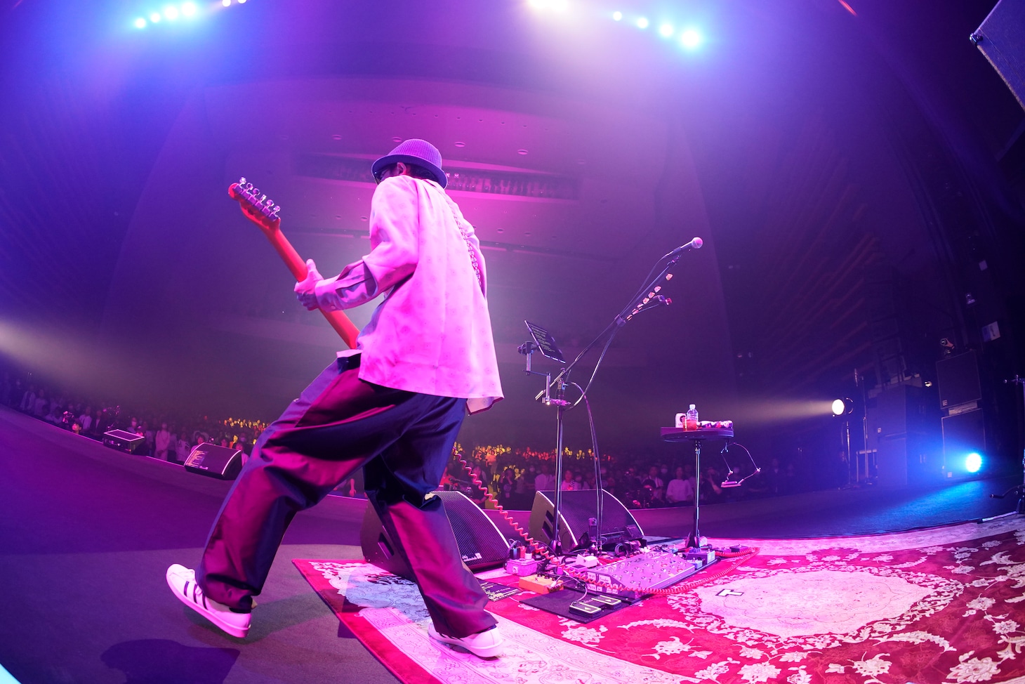 奥田民生「MTRYツアー2026 “春 Ooh La La”」昭和女子大学人見記念講堂公演の様子。（撮影：三浦憲治 [ライトサム]）