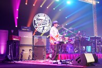 奥田民生「MTRYツアー2026 “春 Ooh La La”」昭和女子大学人見記念講堂公演の様子。（撮影：三浦憲治 [ライトサム]）